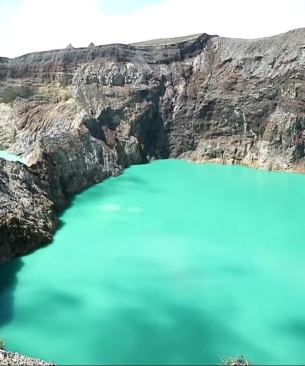 kelumutu lake